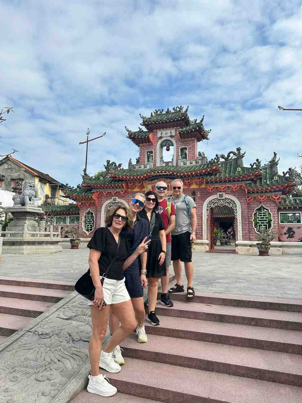 Visit a Buddhist Pagoda With Vegetarian Lunch