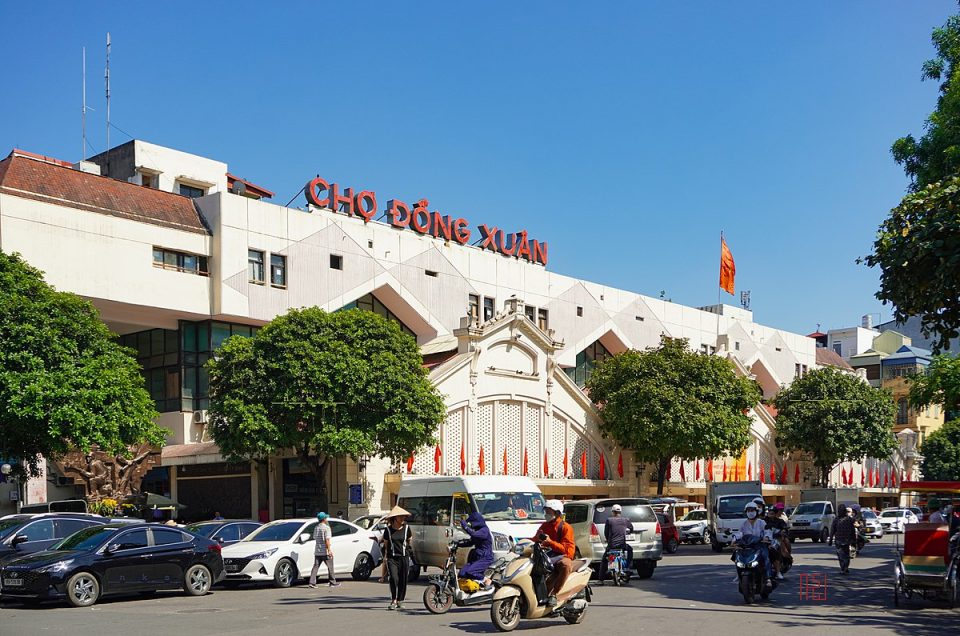 Dong Xuan Market Hanoi Guide: Food, Shopping & Local Tips