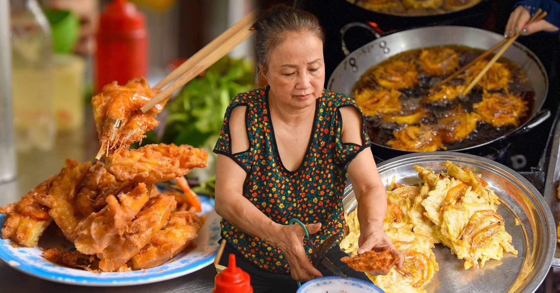 Banh Tom shrimp cakes local street food Dong Xuan Market Hanoi